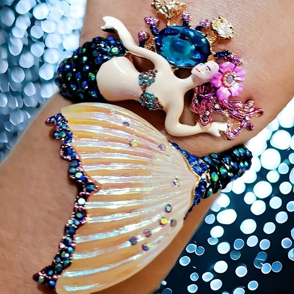 Nwt Betsey Johnson Beautiful mermaid Gold tone bracelet - Picture 7 of 16